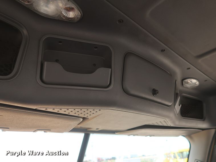 image for item HJ9351 2016 Freightliner Cascadia 125  semi truck