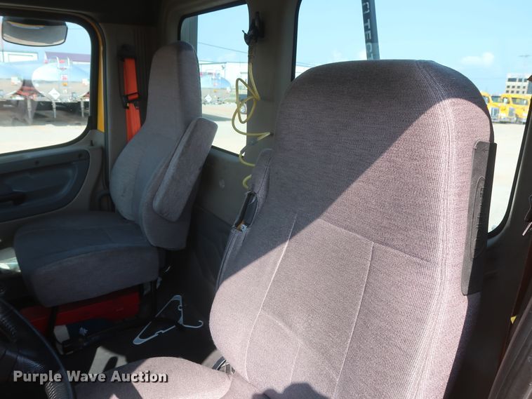 image for item HJ9351 2016 Freightliner Cascadia 125  semi truck