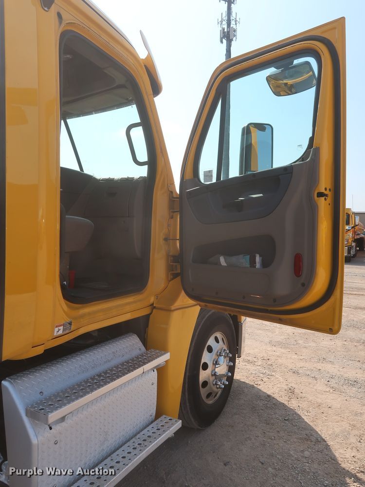 image for item HJ9351 2016 Freightliner Cascadia 125  semi truck