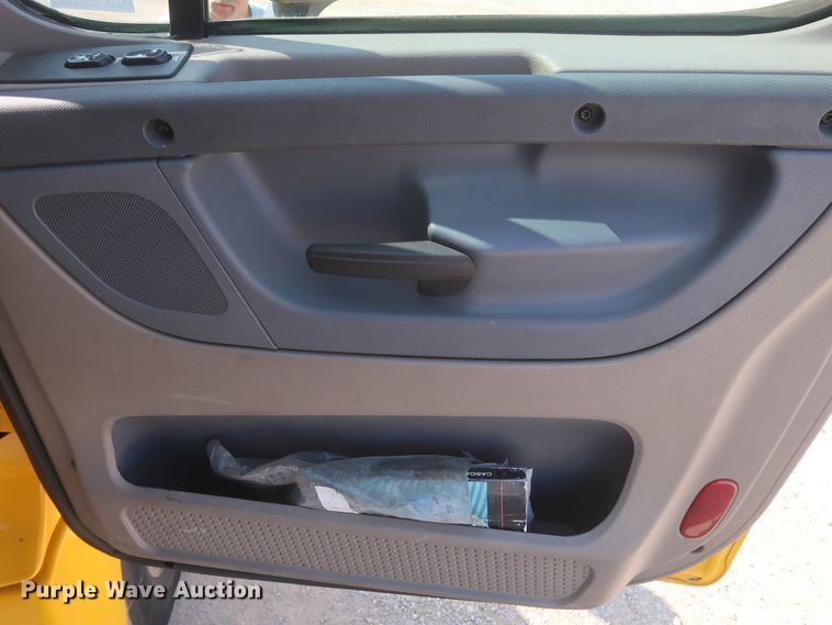 image for item HJ9351 2016 Freightliner Cascadia 125  semi truck