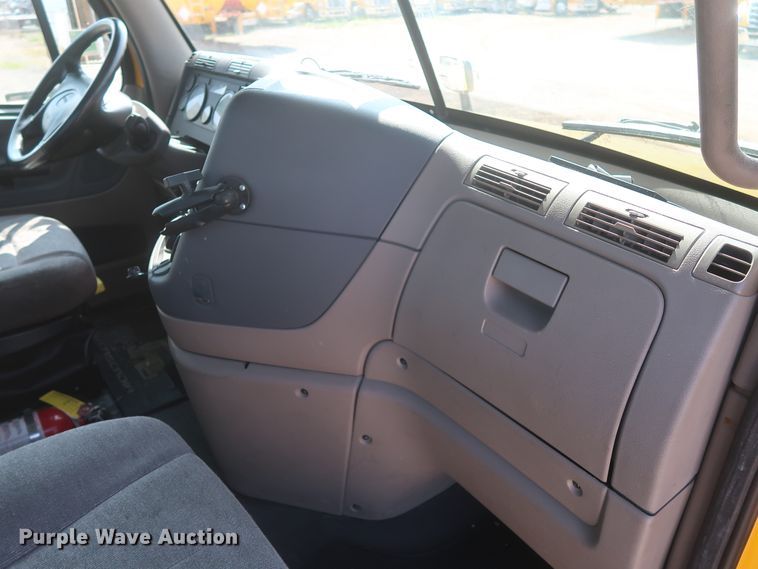 image for item HJ9351 2016 Freightliner Cascadia 125  semi truck