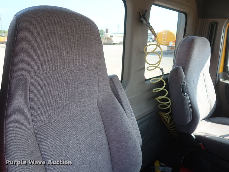 image for item HJ9351 2016 Freightliner Cascadia 125  semi truck