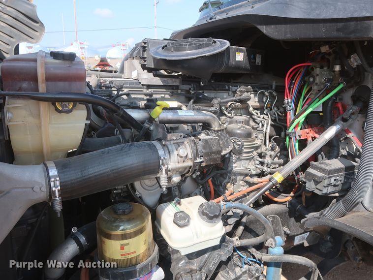 image for item HJ9351 2016 Freightliner Cascadia 125  semi truck