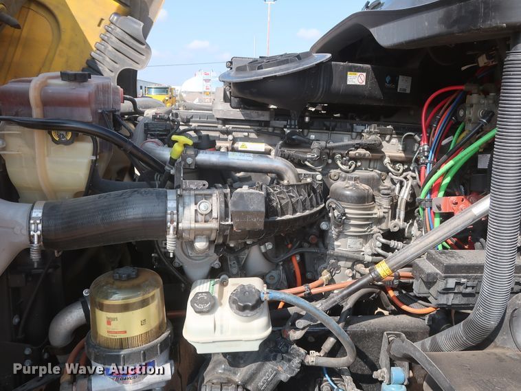 image for item HJ9351 2016 Freightliner Cascadia 125  semi truck