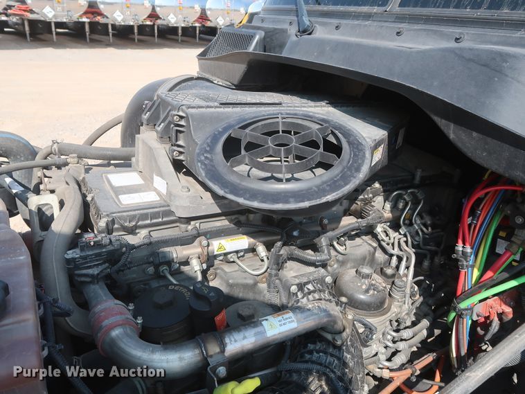 image for item HJ9351 2016 Freightliner Cascadia 125  semi truck