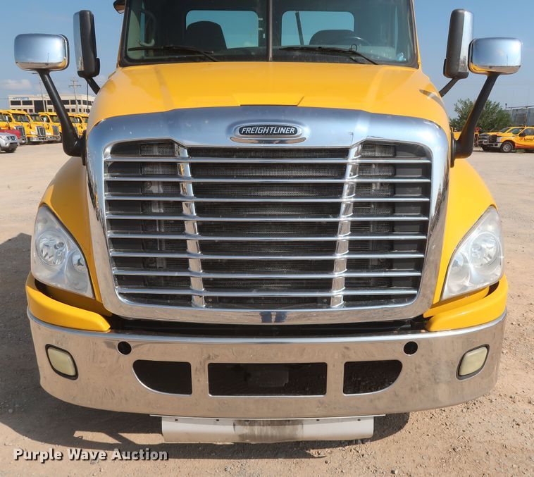 image for item HJ9351 2016 Freightliner Cascadia 125  semi truck