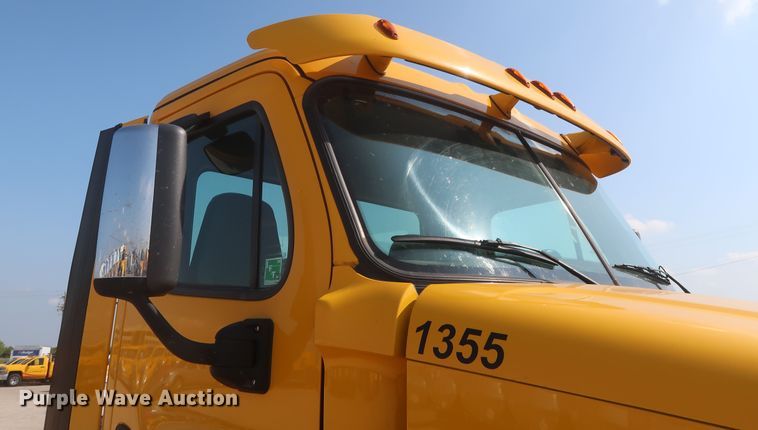 image for item HJ9351 2016 Freightliner Cascadia 125  semi truck