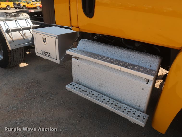 image for item HJ9351 2016 Freightliner Cascadia 125  semi truck