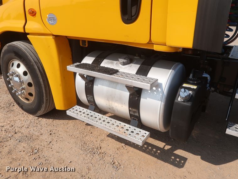 image for item HJ9351 2016 Freightliner Cascadia 125  semi truck