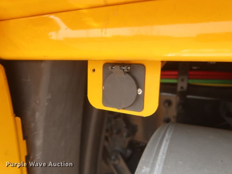 image for item HJ9351 2016 Freightliner Cascadia 125  semi truck