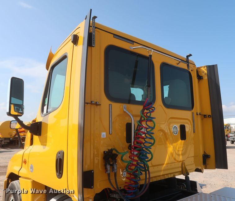 image for item HJ9351 2016 Freightliner Cascadia 125  semi truck