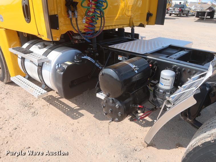 image for item HJ9351 2016 Freightliner Cascadia 125  semi truck