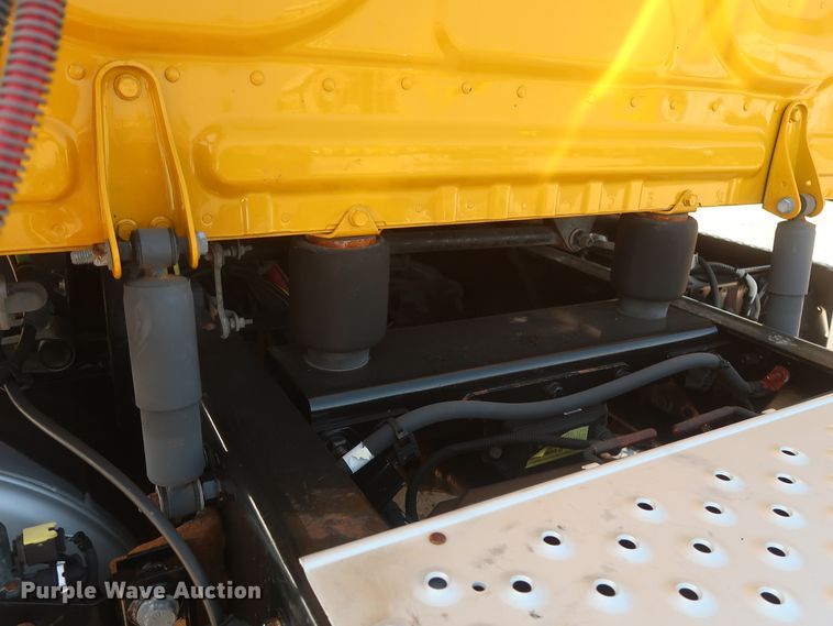 image for item HJ9351 2016 Freightliner Cascadia 125  semi truck