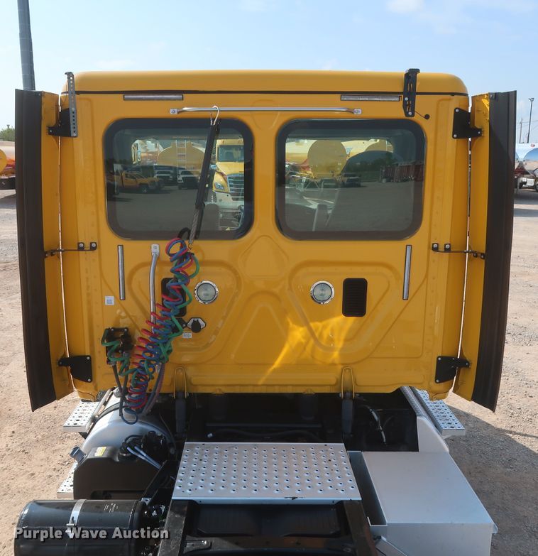 image for item HJ9351 2016 Freightliner Cascadia 125  semi truck