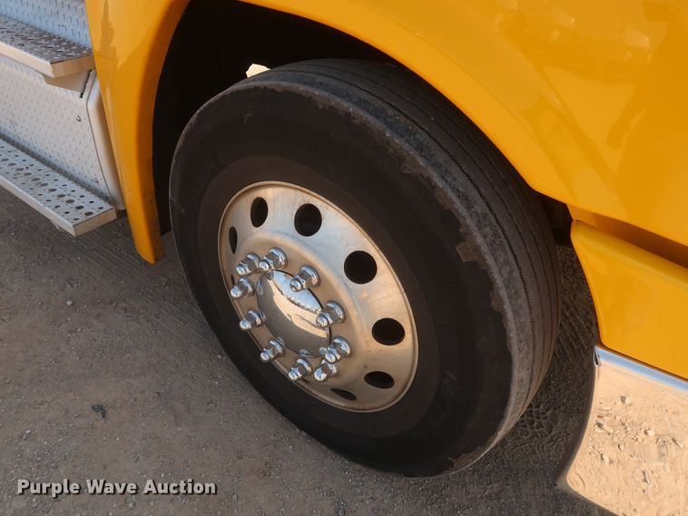 image for item HJ9351 2016 Freightliner Cascadia 125  semi truck