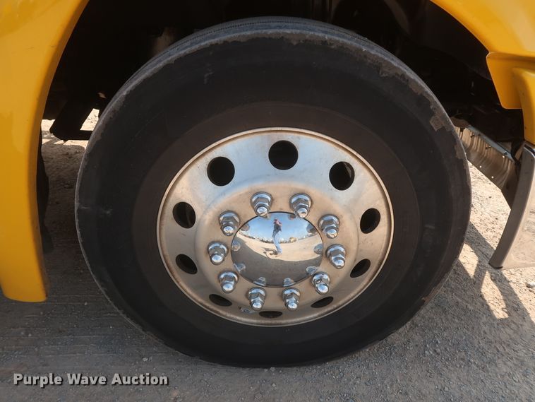 image for item HJ9351 2016 Freightliner Cascadia 125  semi truck