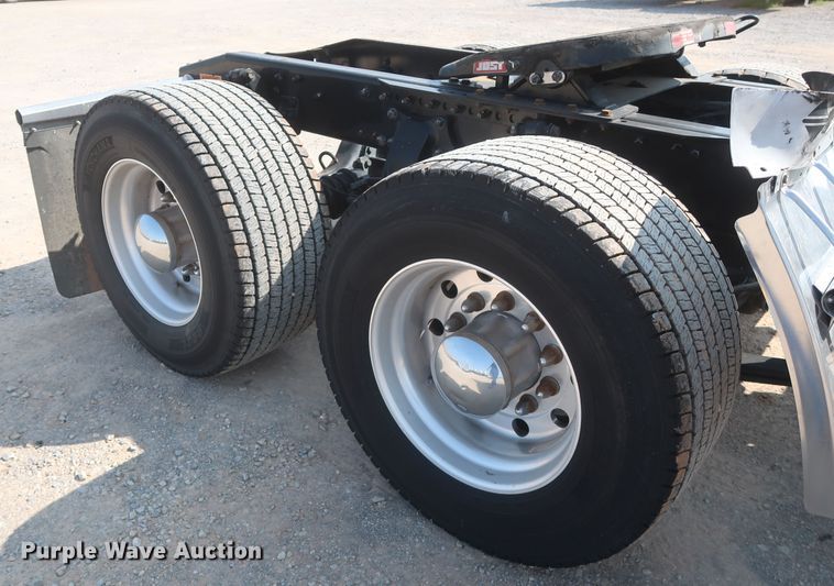 image for item HJ9351 2016 Freightliner Cascadia 125  semi truck