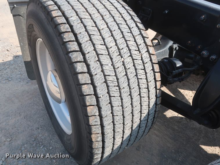 image for item HJ9351 2016 Freightliner Cascadia 125  semi truck