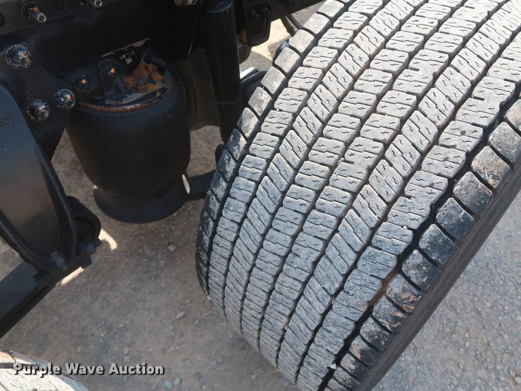 image for item HJ9351 2016 Freightliner Cascadia 125  semi truck