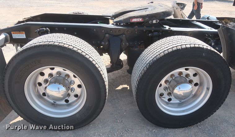 image for item HJ9351 2016 Freightliner Cascadia 125  semi truck