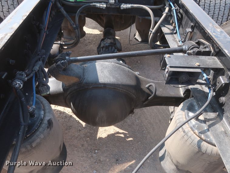 image for item HJ9351 2016 Freightliner Cascadia 125  semi truck