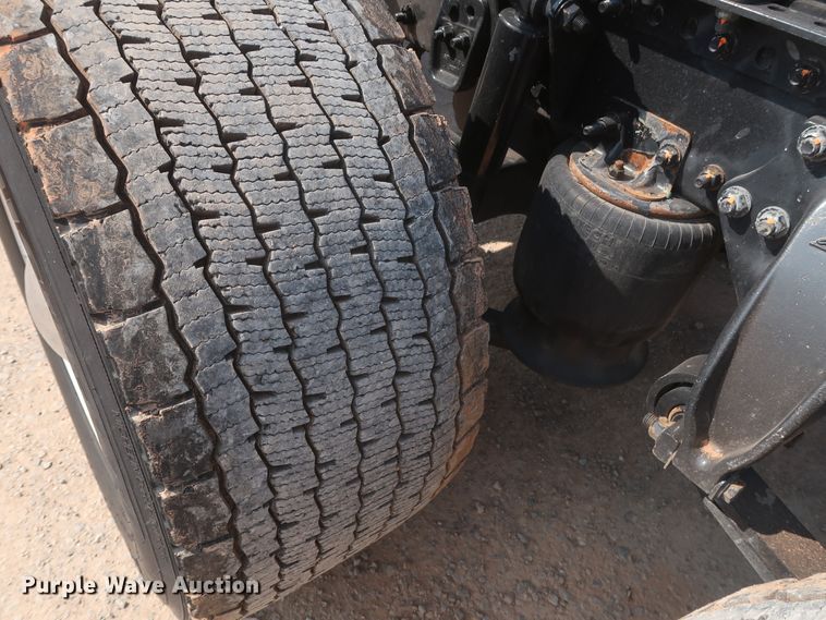 image for item HJ9351 2016 Freightliner Cascadia 125  semi truck