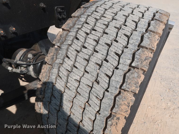 image for item HJ9351 2016 Freightliner Cascadia 125  semi truck