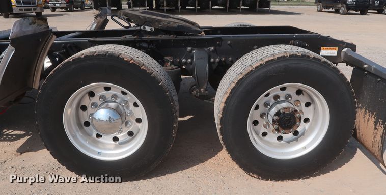 image for item HJ9351 2016 Freightliner Cascadia 125  semi truck