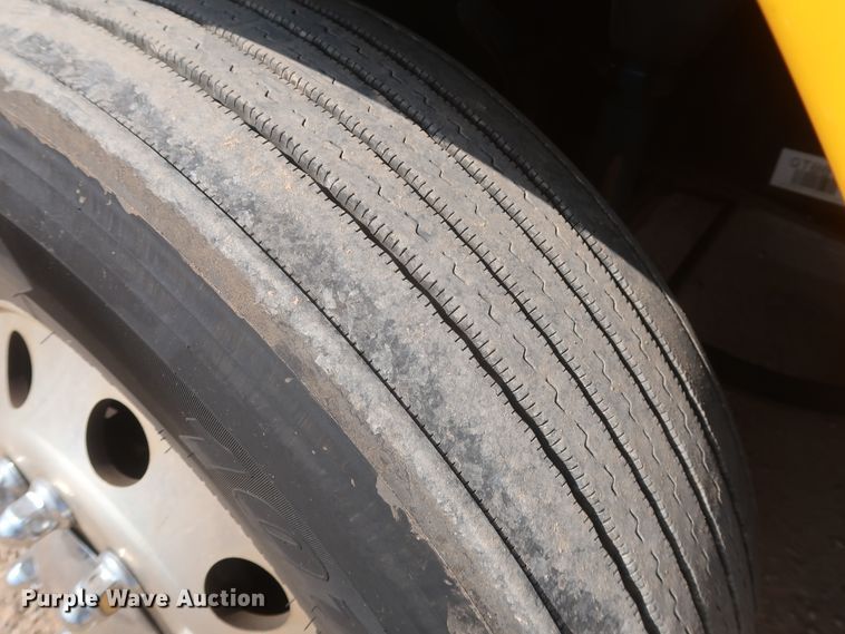 image for item HJ9351 2016 Freightliner Cascadia 125  semi truck