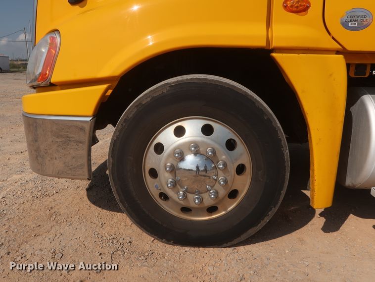 image for item HJ9351 2016 Freightliner Cascadia 125  semi truck