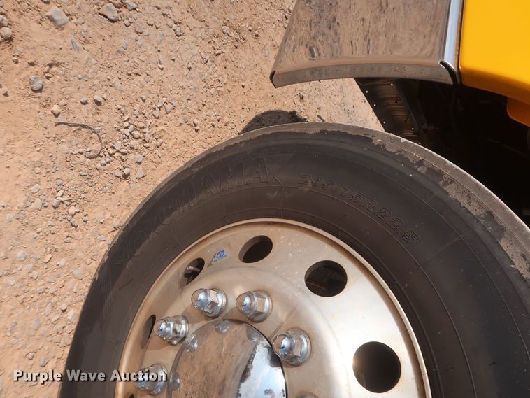 image for item HJ9351 2016 Freightliner Cascadia 125  semi truck