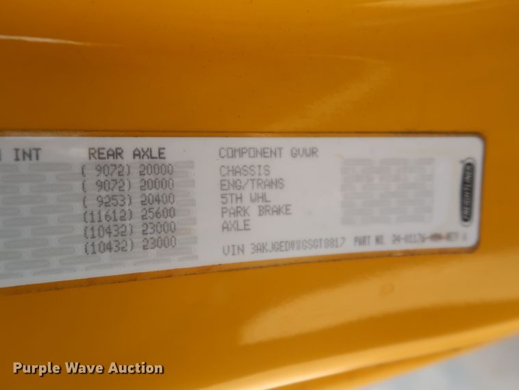 image for item HJ9351 2016 Freightliner Cascadia 125  semi truck