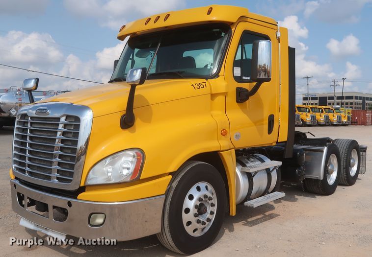 image for item HJ9352 2016 Freightliner Cascadia 125  semi truck