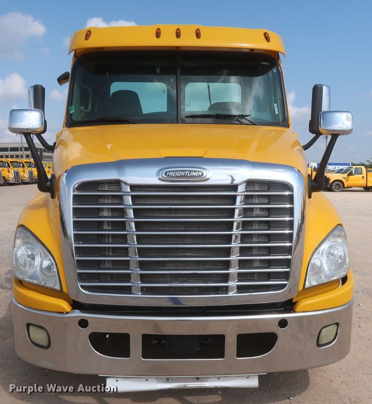 image for item HJ9352 2016 Freightliner Cascadia 125  semi truck