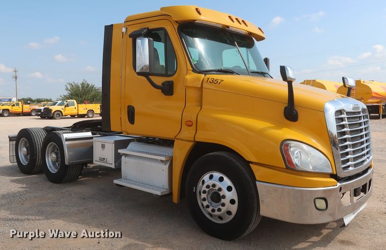 image for item HJ9352 2016 Freightliner Cascadia 125  semi truck