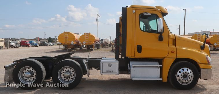 image for item HJ9352 2016 Freightliner Cascadia 125  semi truck