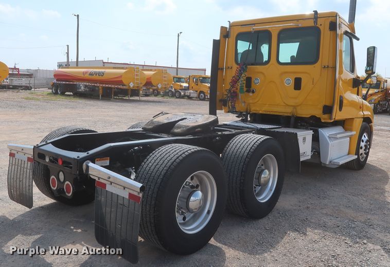 image for item HJ9352 2016 Freightliner Cascadia 125  semi truck