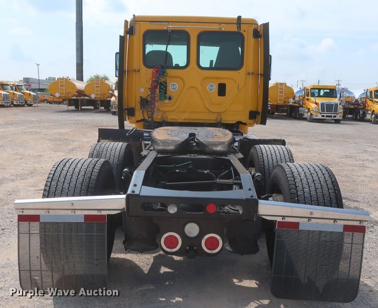 image for item HJ9352 2016 Freightliner Cascadia 125  semi truck