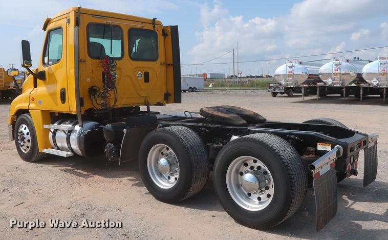 image for item HJ9352 2016 Freightliner Cascadia 125  semi truck