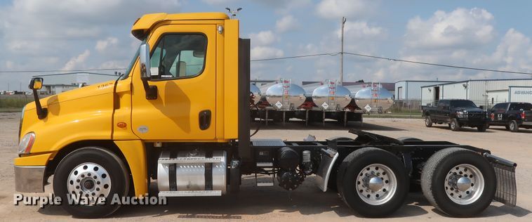 image for item HJ9352 2016 Freightliner Cascadia 125  semi truck