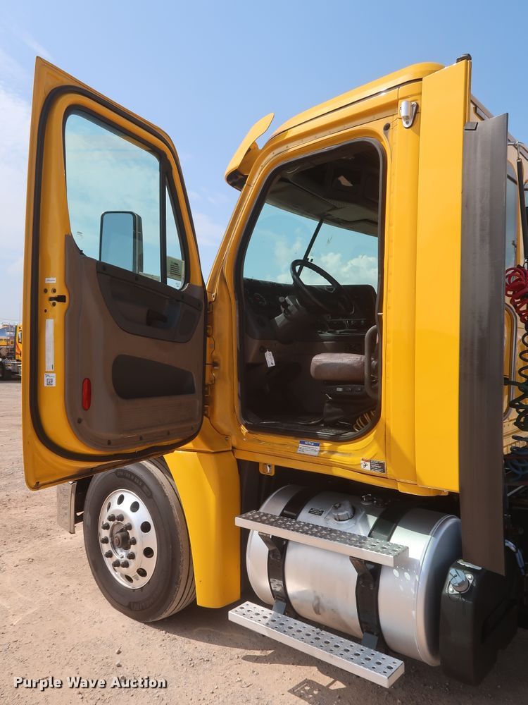 image for item HJ9352 2016 Freightliner Cascadia 125  semi truck