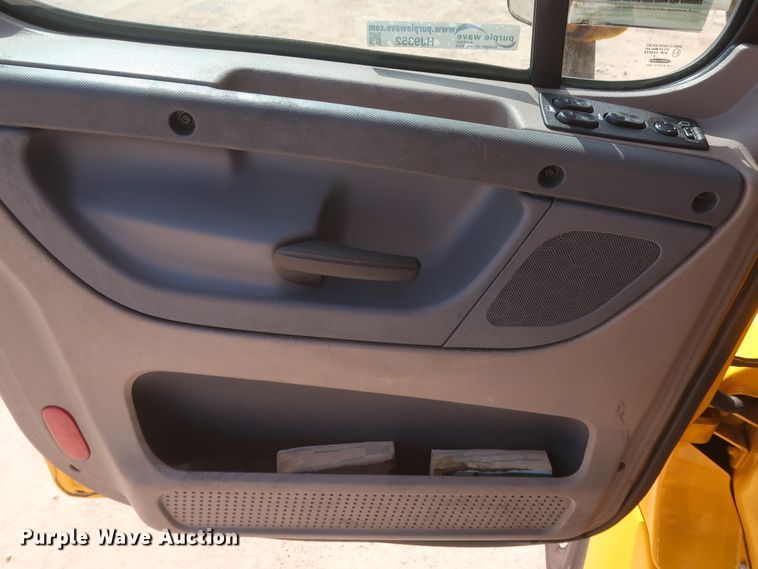 image for item HJ9352 2016 Freightliner Cascadia 125  semi truck