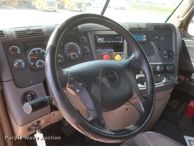 image for item HJ9352 2016 Freightliner Cascadia 125  semi truck