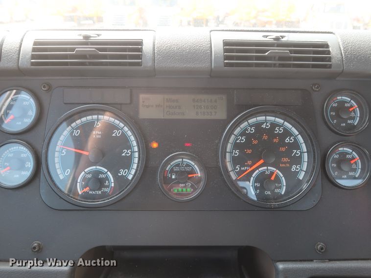 image for item HJ9352 2016 Freightliner Cascadia 125  semi truck