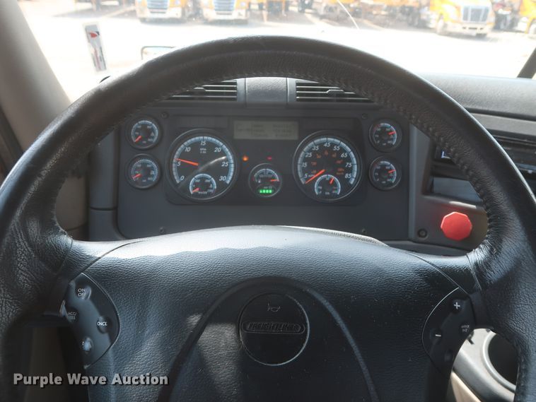 image for item HJ9352 2016 Freightliner Cascadia 125  semi truck