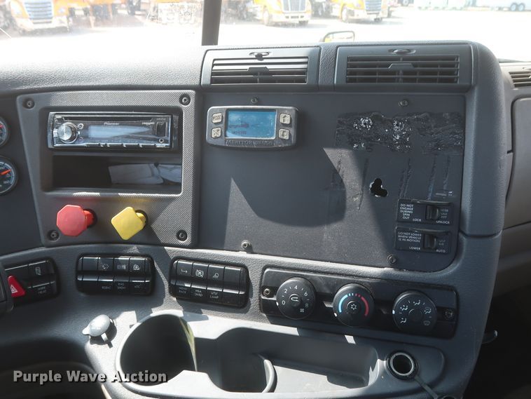 image for item HJ9352 2016 Freightliner Cascadia 125  semi truck