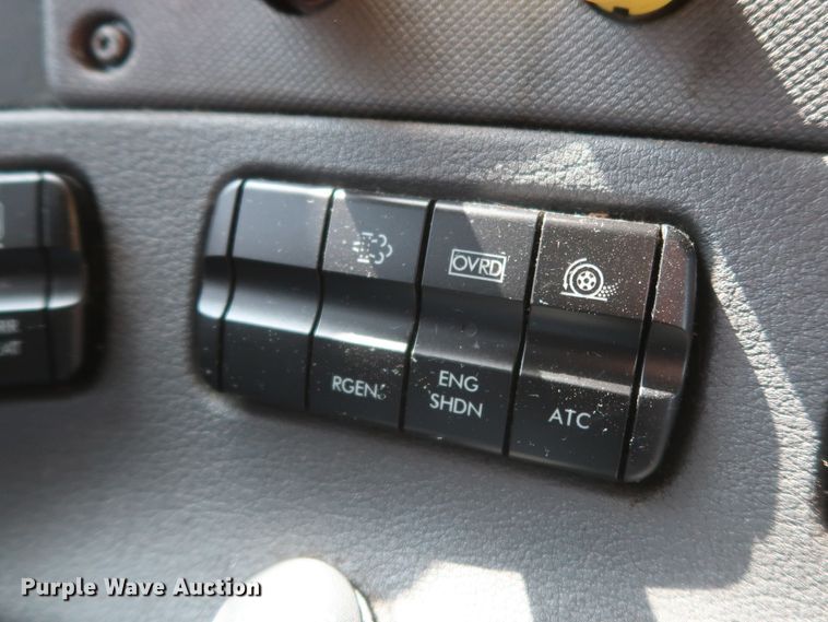 image for item HJ9352 2016 Freightliner Cascadia 125  semi truck