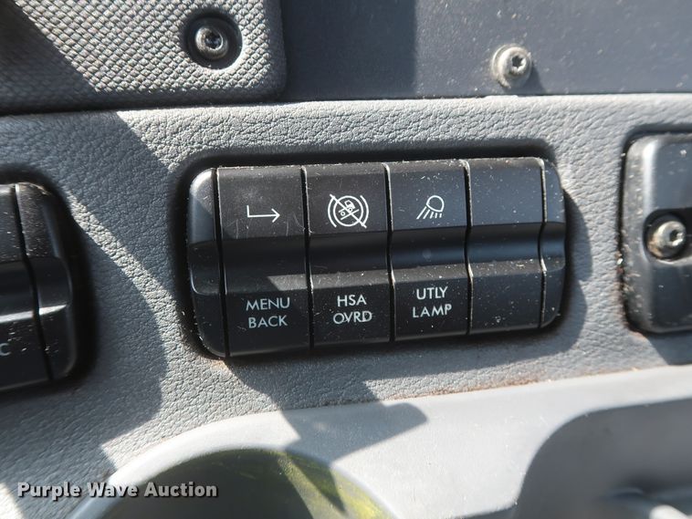 image for item HJ9352 2016 Freightliner Cascadia 125  semi truck