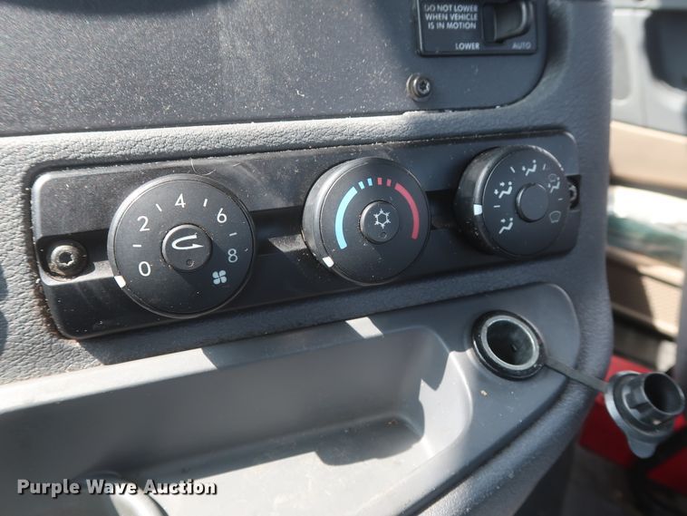 image for item HJ9352 2016 Freightliner Cascadia 125  semi truck