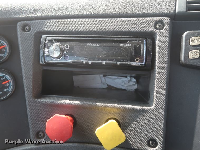 image for item HJ9352 2016 Freightliner Cascadia 125  semi truck